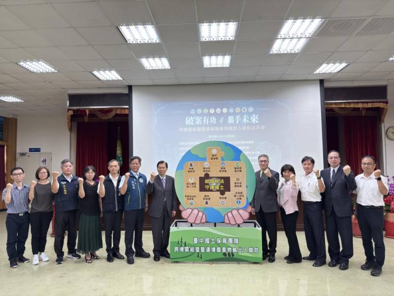 環境管理署署長(左6)與出席機關大合照