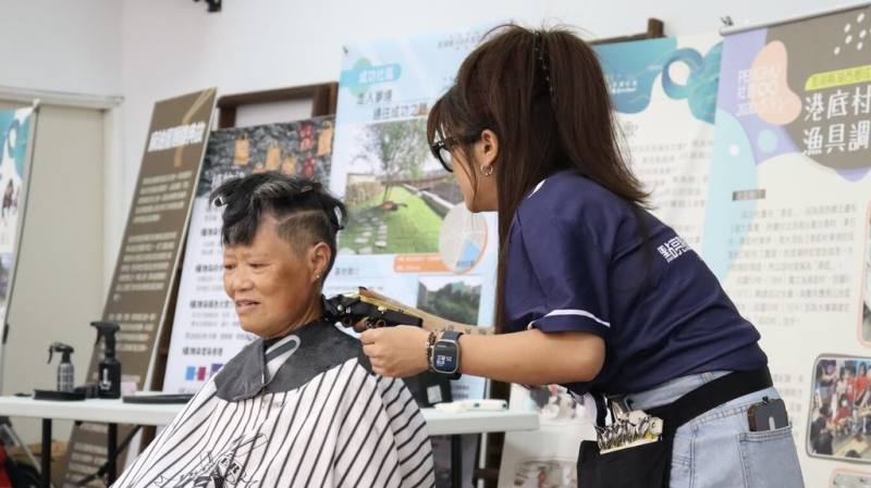 台北醫學大學楓杏社會醫療暨醫學知識推廣服務隊，25日起在澎湖全縣1市5鄉35個村里展開長達近半個月的巡迴醫療暨家庭訪視等服務，快樂義剪隊也同步為長者剪髮梳理門面。（台北醫學大學提供）