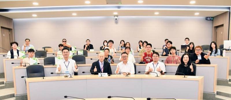 海基會24日舉辦第18屆「台生研習營」，海基會副董事長兼秘書長羅文嘉與台生面對面互動、交流意見。（海基會提供）