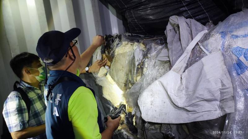 違法業者出口貨櫃後段為廢塑膠混合物