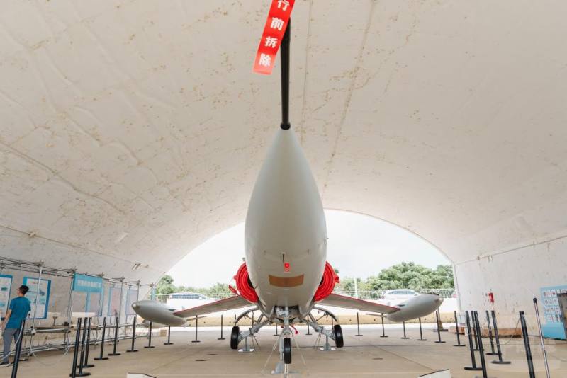 F-104戰鬥機重新拼裝塗漆，進駐場地內的機堡