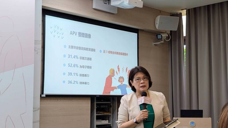 台灣大學社會工作學系兼任教授劉淑瓊（圖）25日在記者會指出，未成年人傷害直系尊親屬通報案件（APV）中，未成年行為人約有7成具特殊身心狀況，且其中為國小生者，高達8成都有身心狀況