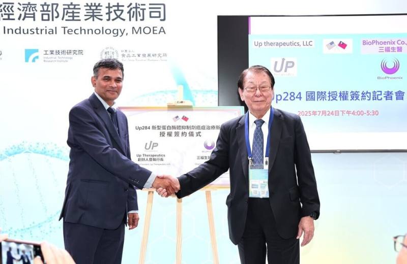 台灣三福生醫24日宣布，取得美國Up Therapeutics授權，由三福生醫董事長巫信弘（右）和Up Therapeutics創辦人暨執行長Ravi Anchoori（左）共同簽署授權協議。（三福生醫提供）