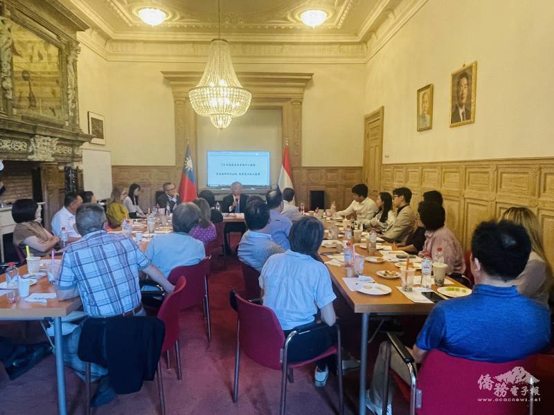 駐荷蘭代表處舉辦「114年僑務委員會議海外先期座談」，由特任大使田中光主持，荷蘭各地僑界人士出席踴躍