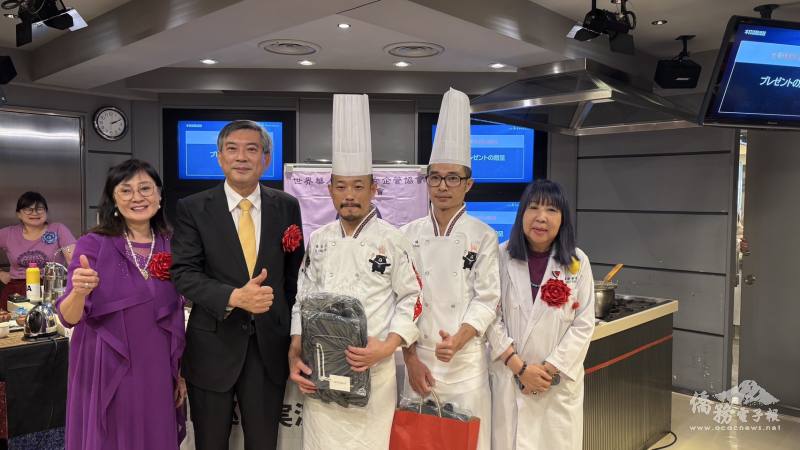世華日本分會會長尹世玲 (左一)、駐日本代表處副代表周學佑 (左二)、主廚李佳其 (中)、助廚廖泰竣(右二)、服部學園服會長部津貴子(右一)合影