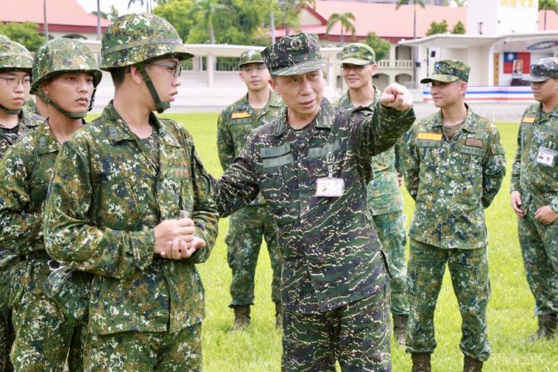 國防大學校長劉志斌上將關心入伍生訓練。（國防大學提供）