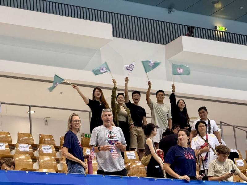 來自台灣的親友團揮舞中華台北世界大學運動會會旗，為王冠閎加油