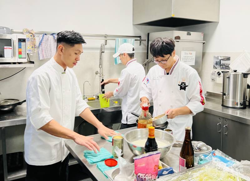 三位主廚精心準備菜餚