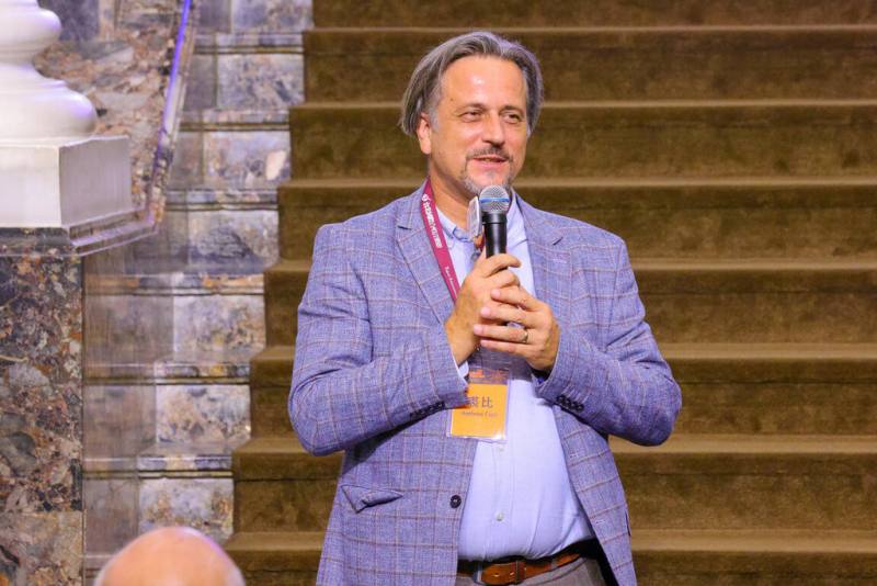 2025台北國際合唱音樂節將以「詩篇清唱劇」首演揭開序幕，作品由斯洛維尼亞作曲家裘比（Ambrož Čopi）（圖）應邀創作，靈感來自斯洛維尼亞醫師范鳳龍投身台灣醫療38年的真實故事。（台北愛樂文教基金會提供）