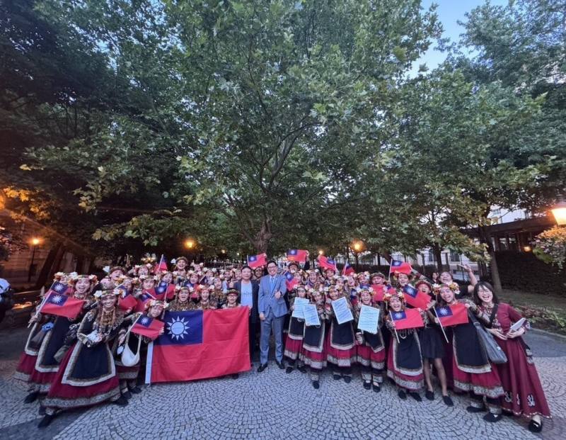 「希望合唱團」近日參加斯洛伐克第10屆國際青年音樂節，一舉奪得4項金獎佳績，展現卓越音樂實力。（駐斯洛伐克代表處提供）