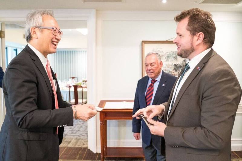 外交部政務次長吳志中（左）接待歐洲議會歐洲愛國者黨團黨鞭韋安德（右）等一行人。（外交部提供）