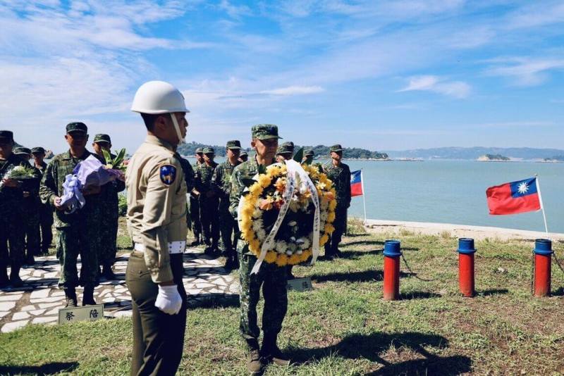 適逢大二膽戰役75週年，陸軍金門防衛指揮部26日在大膽島舉行紀念大會，大會結束後，金防部指揮官黃先任中將（左2）率官兵前往大二膽戰役紀念碑獻花。（金防部提供）
