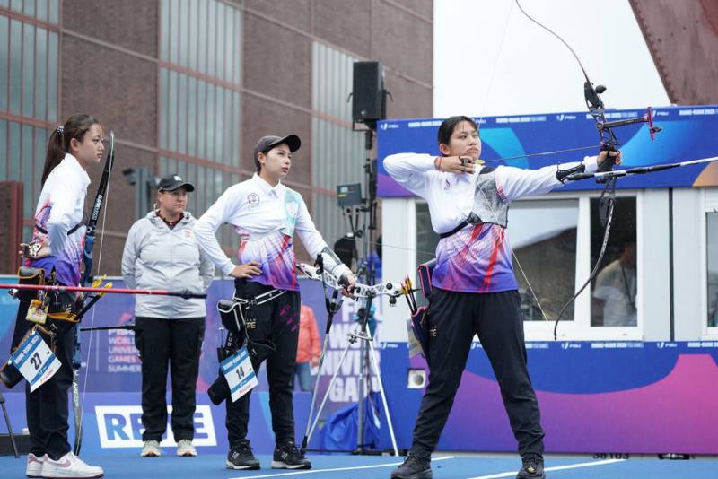 德國世大運25日進行女子反曲弓團體金牌戰，台灣女團李采璇（左）、郭紫穎（左3）、風佑築（左4）最終不敵日本、屈居銀牌。（大專體總提供）