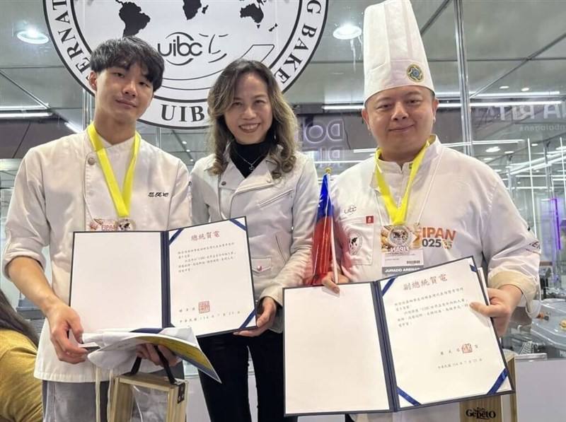 Taiwanese pastry student Lee Che-wei (left) wins a silver medal at the 2025 UIBC Junior World Championship of Confectioners in São Paulo, Brazil on Saturday. Photo courtesy of the Taipei Economic and Cultural Office in Brazil in São Paulo. July 26, 2025