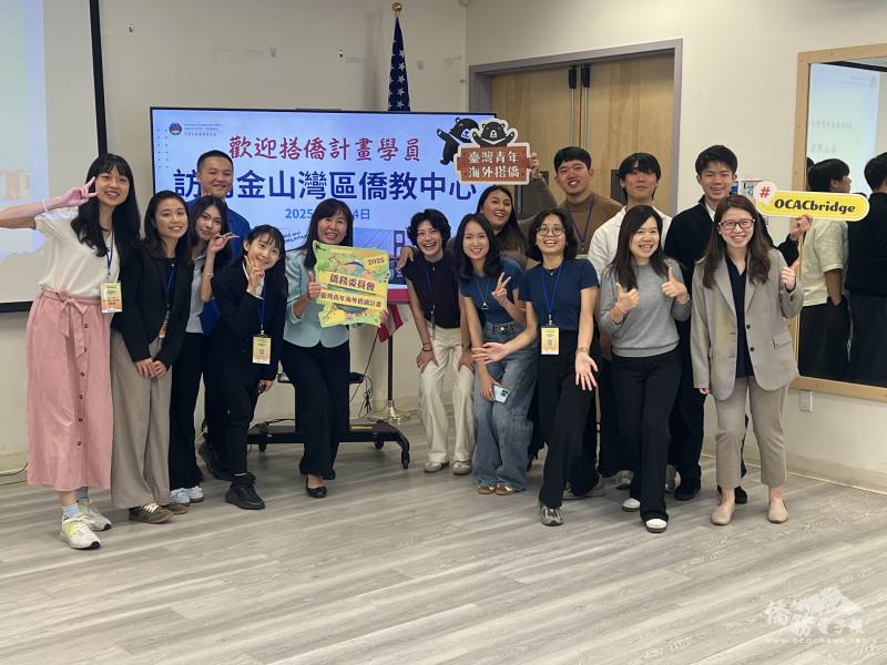 主任莊雅淑親自接待海外搭僑計畫學員並引導學生參觀圖書館、展覽空間及大廳