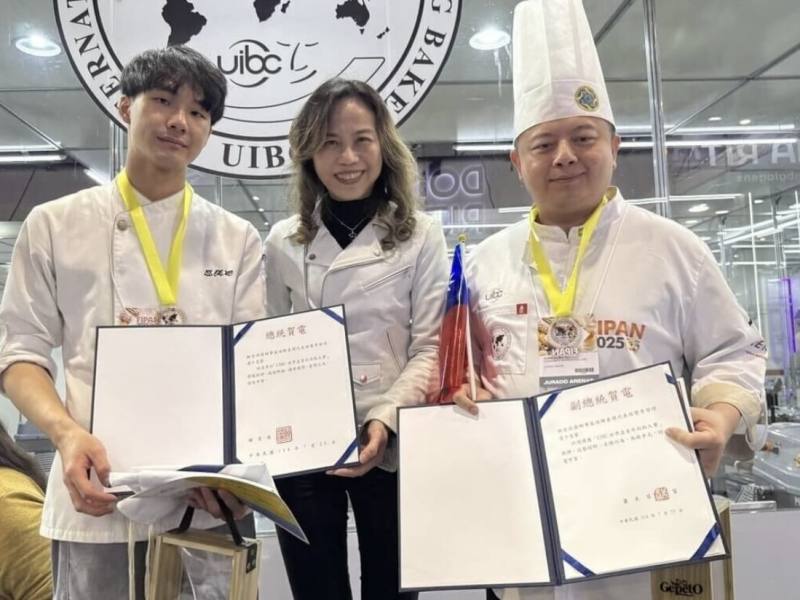 台灣青年西點師李哲瑋（左）25日在巴西聖保羅2025年UIBC世界盃青年西點大賽榮獲銀牌，獲得總統及副總統賀電肯定。（駐聖保羅經文處提供）