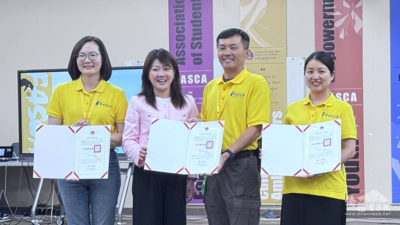 橙僑中心主任蕭蓓如（左二）頒贈僑委會感謝狀給FASCA諮詢導師（左起）：李梅如、吳俊毅、榮于嫺