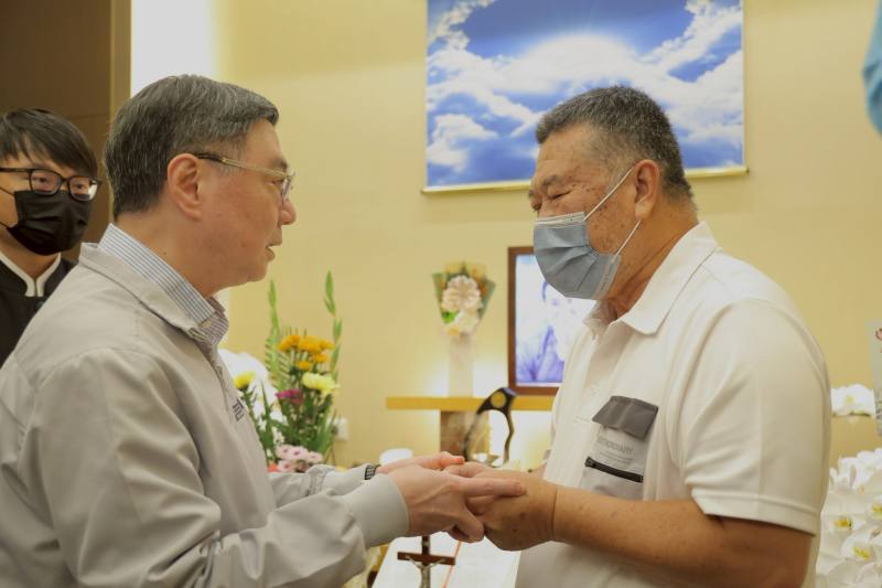 行政院長卓榮泰赴李元瀚先生靈前捻香致意