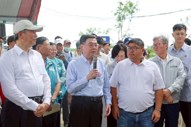 行政院長卓榮泰視察新塭滯洪池光電板毀損清除進度