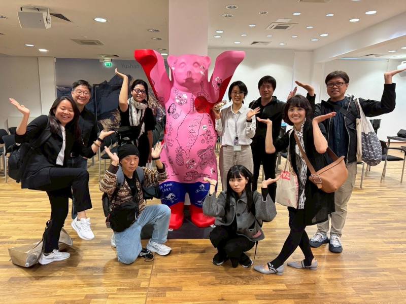 駐德國代表處文化組組長葉瑋妮與藝術家們合影