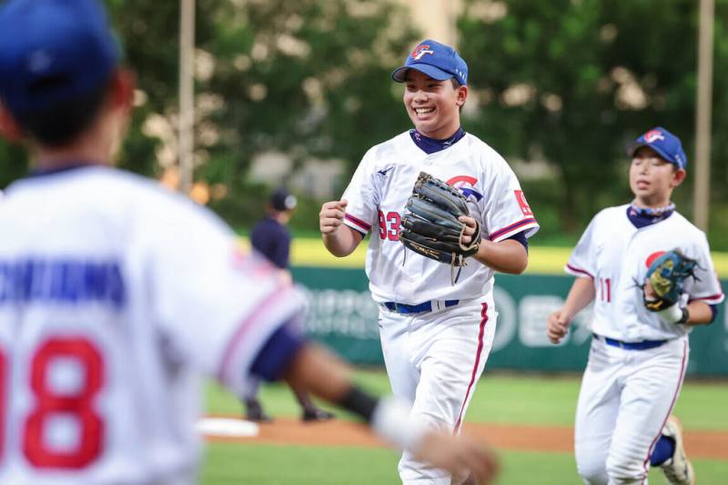 U12世界盃棒球賽25日在台南開打，台灣首戰選擇讓投手鍾定栩（中）先發對古巴，主要是情蒐到古巴隊對於變化球掌握度較弱，鍾定栩球速有水準、變化球控制能力佳。（中華民國棒球協會提供）