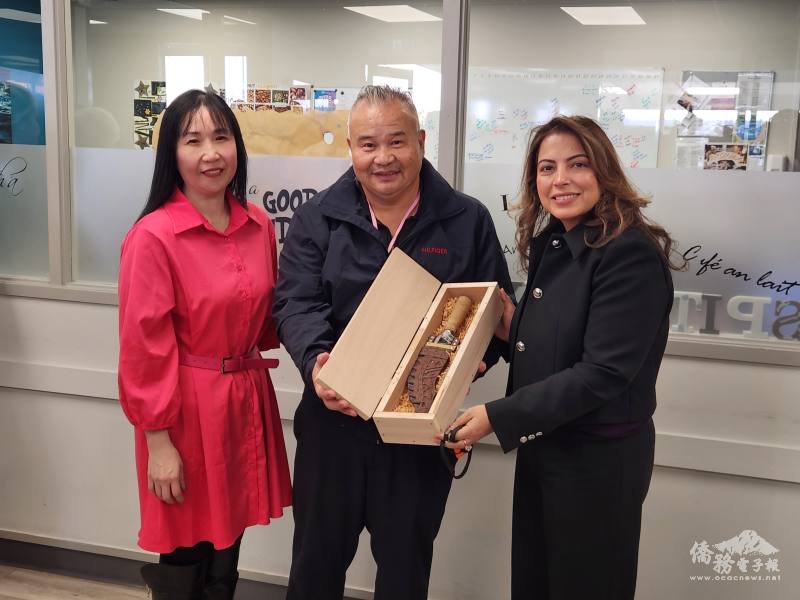 左起為紐臺國際廚藝文化交流協會創會會長鄭婷文、臺灣分會副會長駱進漢致贈Ignite Skills學校副校長Jabir Kaur紀念品，感謝她長期支持臺灣美食與紐西蘭的推廣與交流