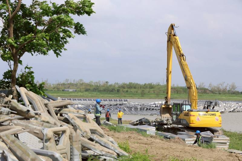 行政院長卓榮泰視察新庄光電板毀損清除進度