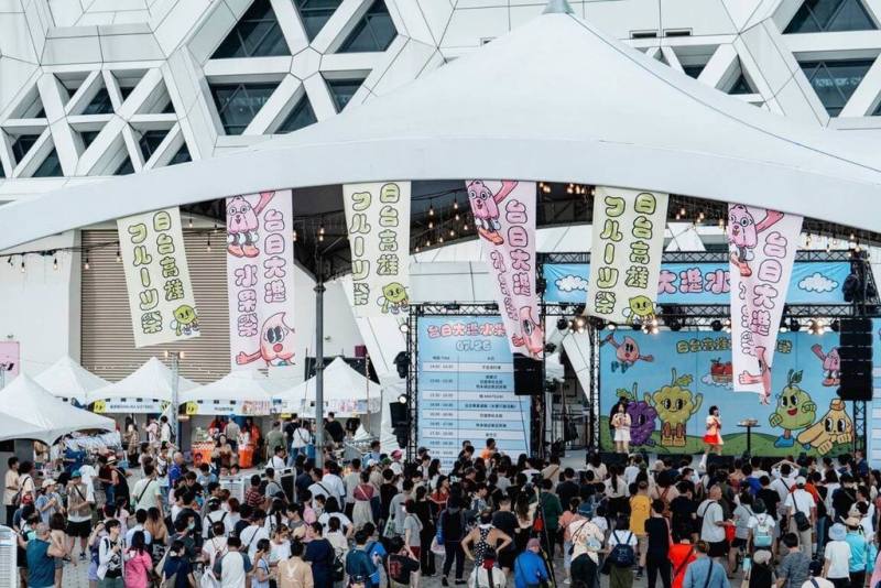 2025台日大港水果祭26、27日在高雄流行音樂中心海風廣場舉行，現場有市集、表演，透過水果農特產、文化及音樂串起更深厚的台日連結