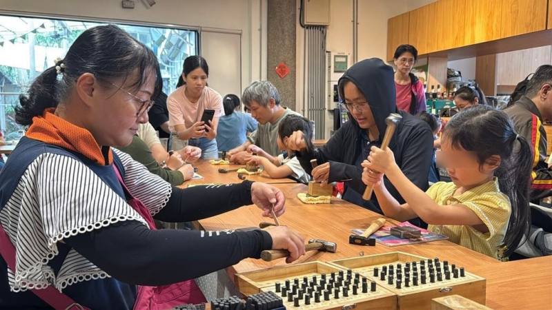 新北市政府捷運工程局舉辦捷運三鶯線公共藝術系列活動，民眾26日在「職人小學堂半日遊」手作體驗「金工鍛敲」技藝，認識在地金工之美