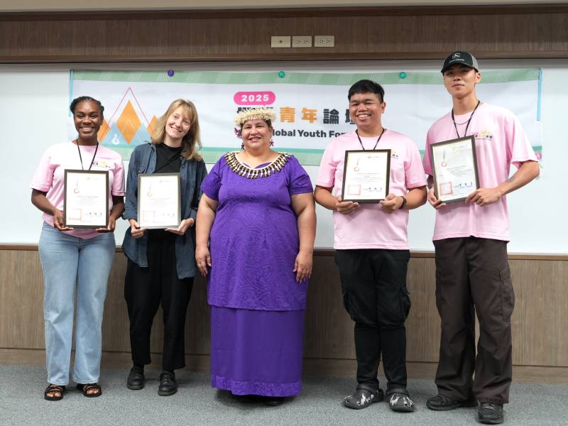 馬紹爾群島共和國卡蒂爾大使H.E. Ambassador Anjanette Kattil頒發2025年世界青年論壇輔導員感謝狀