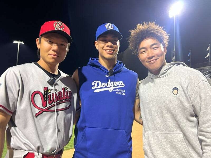 台灣棒球好手黃仲翔（左）、柯敬賢（中）26日在小聯盟1A同場對決，退役名將郭泓志（右）賽後與兩人合影，對黃仲翔的投球表現比出大拇指稱讚