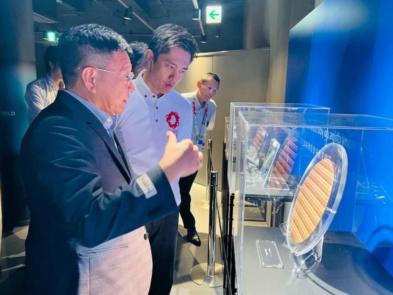 大阪府知事吉村洋文（後）26日造訪大阪世博TECH WORLD館，展開一場以「連結世界，共創美好未來生活」為主軸的探索之旅。在館長邱揮立（前）陪同下，參觀生命劇場、自然劇場與未來劇場，透過多感官互動體驗深入認識生命、自然與未來科技之間的緊密關聯