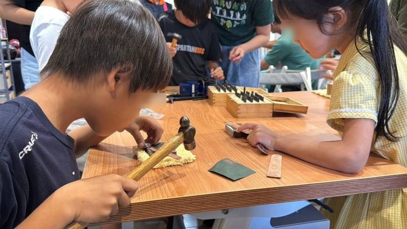 新北市政府捷運工程局首場「職人小學堂半日遊」26日登場，安排DIY體驗「金工鍛敲」，參與親子創作出專屬個人的銅製餐具