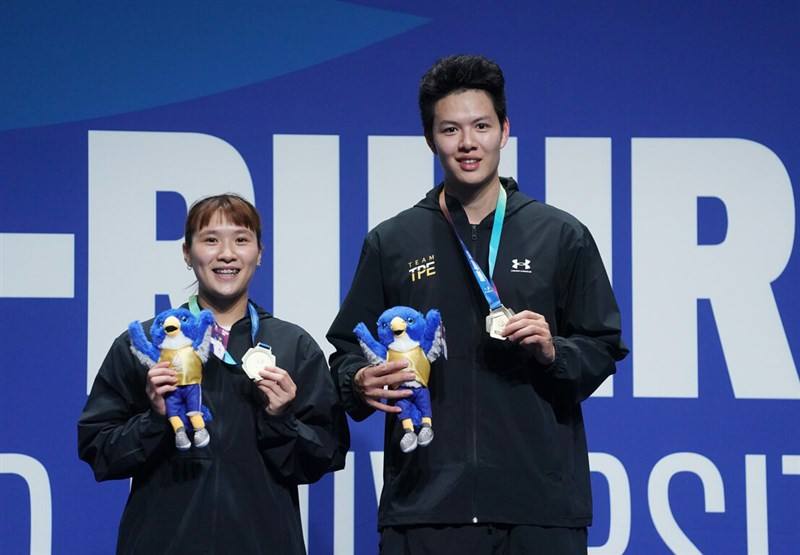 Taiwan's Wu Hsuan-yi (right) and Yang Chu-yun (left) win gold at the badminton mixed doubles event at this year's World University Games in Germany on Saturday.