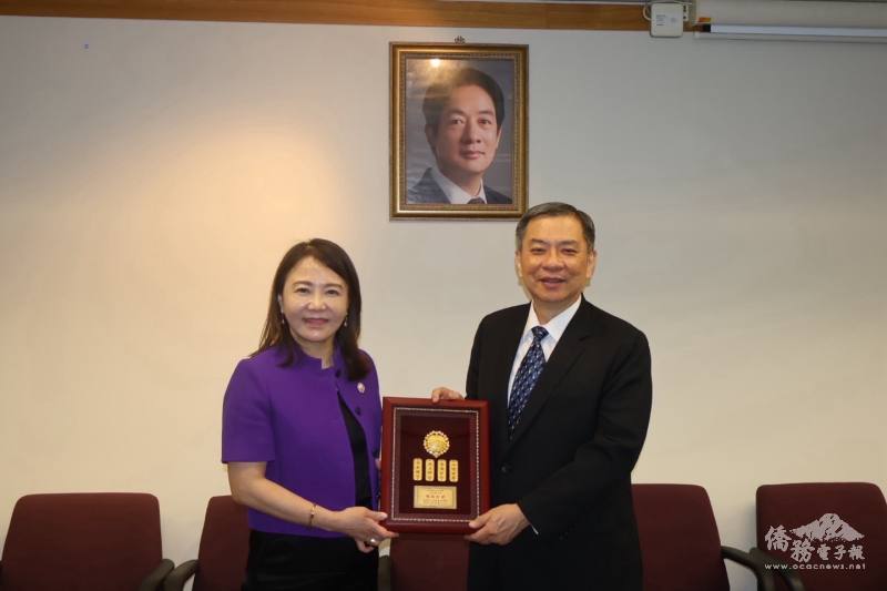 世界華人工商婦女企管協會名譽總會長莊住維致贈感謝牌予丘高偉