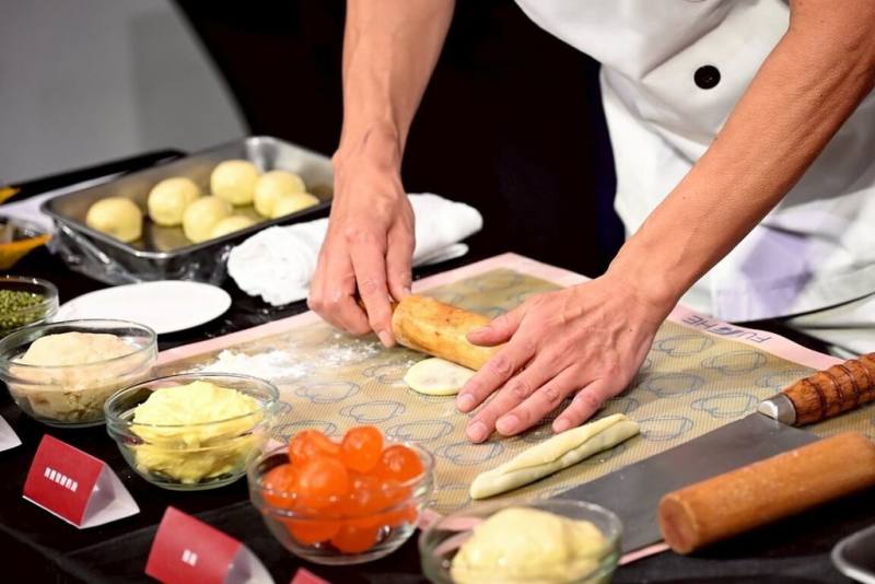 百年品牌郭元益在7月14日舉辦中秋節記者會，2025年首度攜手百年品牌森永牛奶糖，現場糕餅師傅展示製餅工藝，製作結合森永牛奶糖風味的Q心餡餅