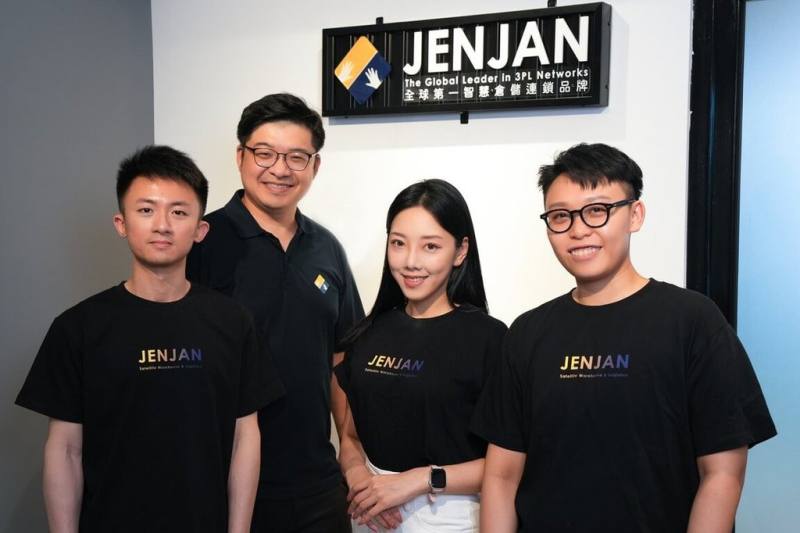 增站運籌創辦人兼執行長張賀翔（左2）表示，團隊設計出整合線上軟體、線下倉儲的智慧倉控系統，透過應用程序接口（API）串接各大電商、物流等業者平台