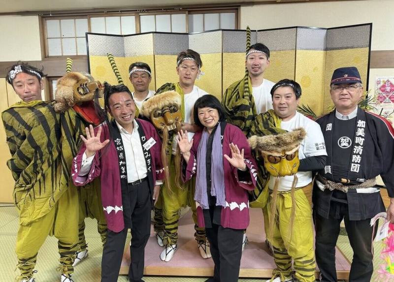 嘉義市與日本宮城縣加美町多次交流，市長黃敏惠（前右3）應加美町長石山敬貴（前左2）邀約，於26日晚間觀賞當地傳統表演