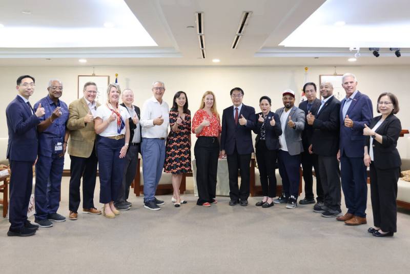 美國中西部州議會領袖訪問團25日拜會台南市政府，台南市長黃偉哲（右7）親率市府團隊接待交流。（台南市政府提供）
