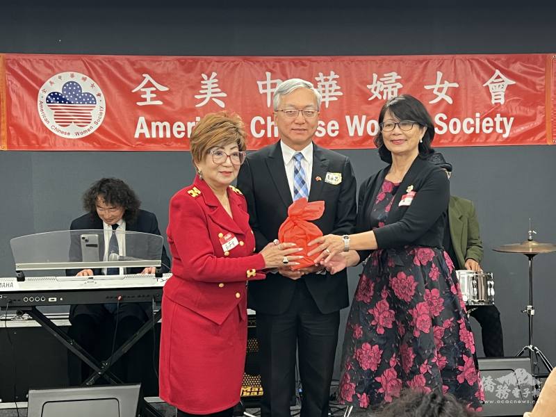全美中華婦女會會長交接，左起為滿任會長呂芳雲、駐舊金山辦事處代處長朱永昌、任新會長黃小珠