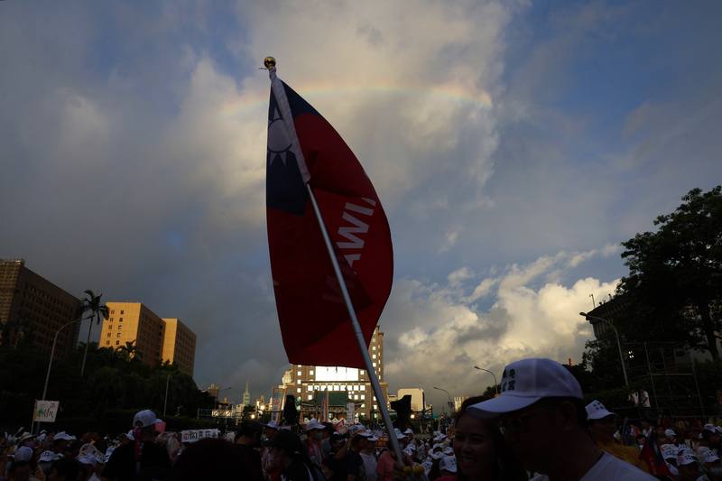 罷團凱道晚會，傍晚天際現彩虹