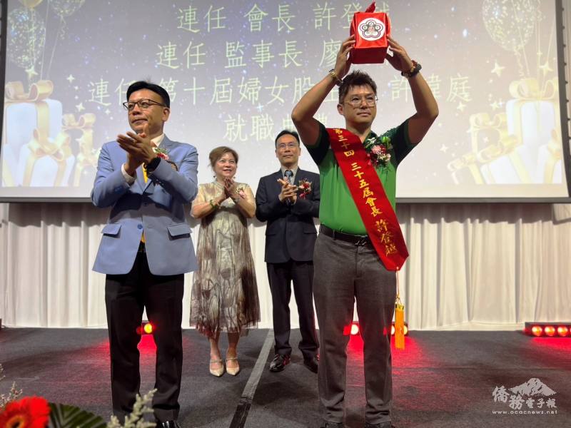 由泰國臺灣總商會總會長陳漢川(左１)遞交印信給許登越(右１)，泰國臺灣會館主席張玲琴(左２)與大使藍夏禮(右２)觀禮