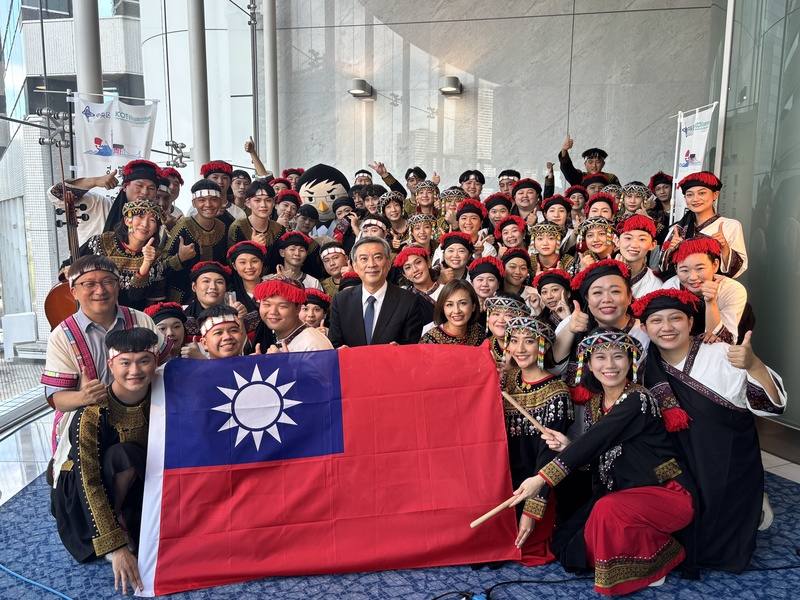 台灣合唱團赴日本參加東京國際合唱大賽，臨時遭到中國抗議要求撤下國旗，經過駐日代表處嚴正抗議並斡旋，最終包括五星旗在內，所有國旗都從會場撤下。駐日副代表周學佑（中）、立委邱議瑩（前排右4）以及尼布恩合唱團與國旗合影