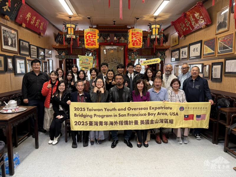 金山灣區文教中心主任莊雅淑(前排座右3)、金山文教中心劉岱欣(左3)、五洲洪門致公堂總堂會長梁國緯(中)與學員合影