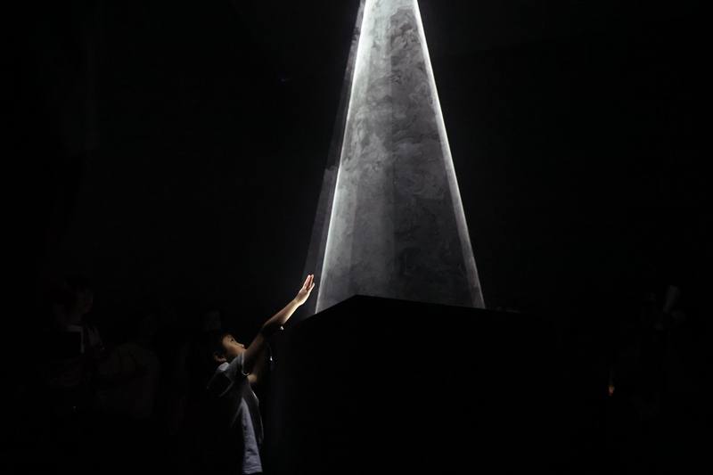 富邦美術館26日起將推出特展「安東尼．麥考爾：在光中遇見你」，25日舉辦開幕活動，搶先曝光展區，歡迎民眾在最純粹的黑與光、靜與動中，親身感受時間的流動與感知的深層召喚。