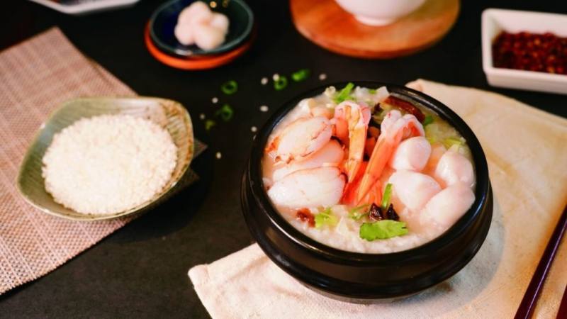 2025台灣美食展即將在8月1日登場，除了鮪魚解剖秀跟人氣主廚現場展演外，展覽會場還吃得到「十二月粥品」等排隊名店人氣美食