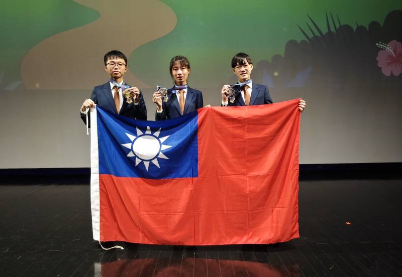 由左至右為陳俊穎、洪子芩、林柏辰