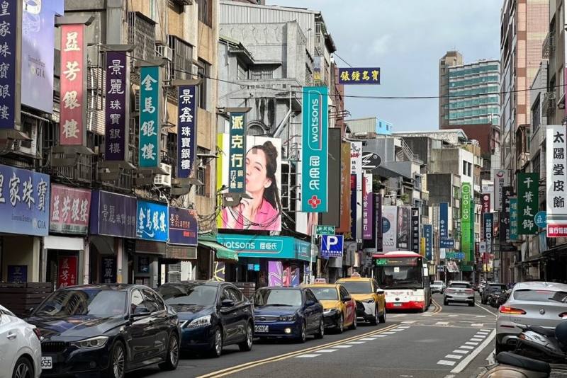 為改造舊市區街景，桃園市都發局優先選定桃園區中正路、博愛路一定範圍內店家，鼓勵招牌更換並給予全額補助，公告日起2年內申請店家最高補助新台幣15萬元