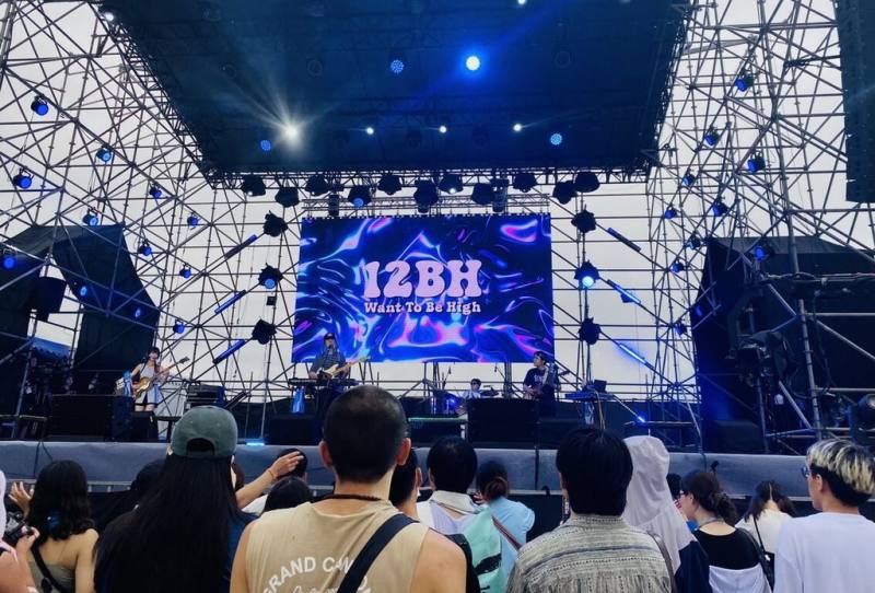 2025貢寮海洋音樂祭27日繼續在福隆海水浴場沙灘開唱，人氣卡司輪番上陣掀起音樂浪潮，韓國樂團12BH也展現舞台魅力