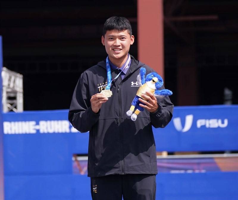 Taiwanese archer Tang Chih-chun displays his gold medal won in the men's individual recurve at the 2025 World University Games in Germany on Saturday.